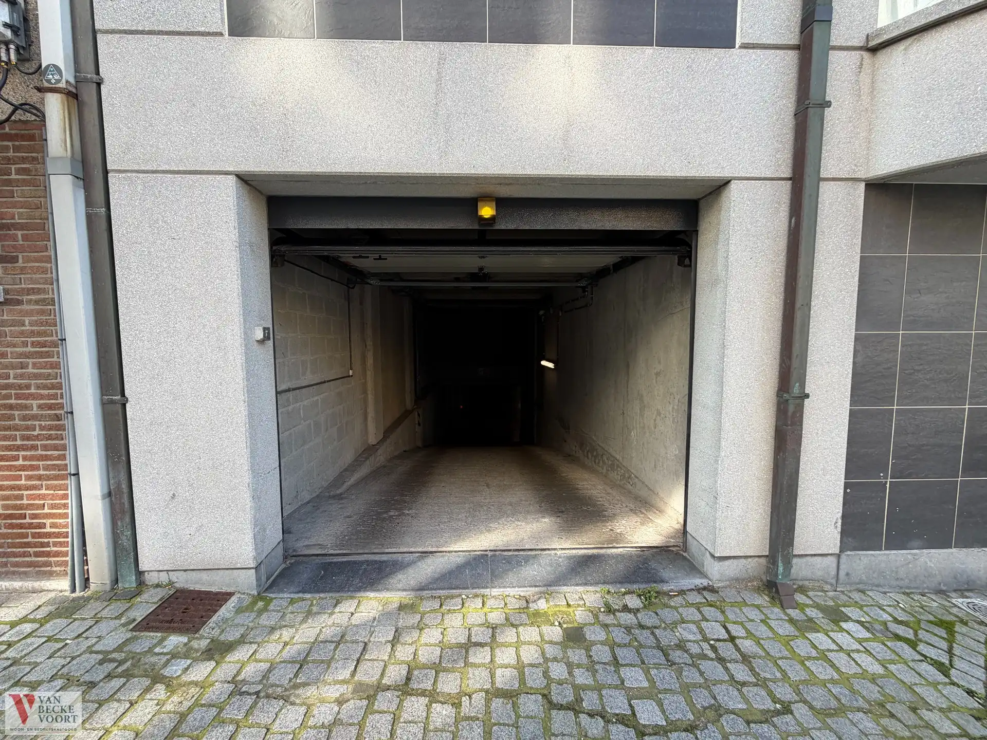 Afgesloten ruime garagebox foto 7