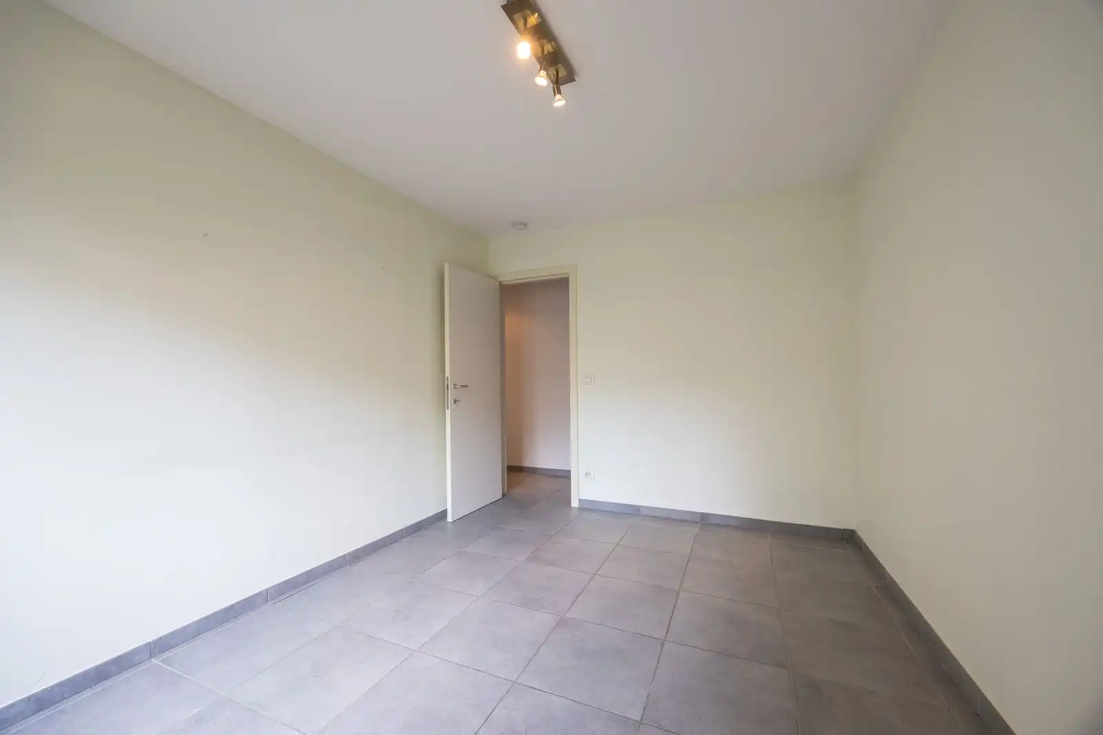 Ruim en instapklaar 3-slaapkamerappartement in hartje Oostende foto 14