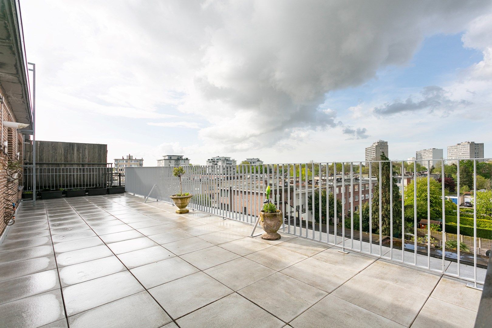 Riant dakappartement met 2 slpk, terras (50m²) & 2 autostnpl foto {{pictureIndex}}