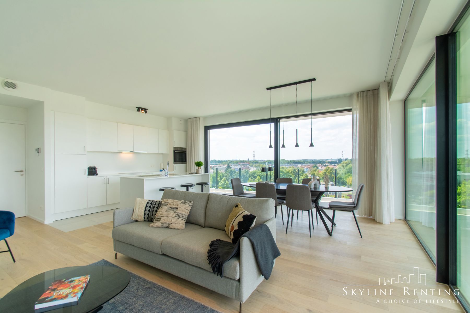Prachtig gemeubeld 2 slaapkamer appartement met groot TERRAS foto 2