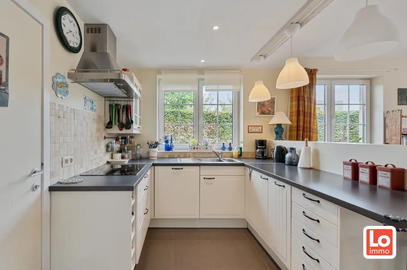 Degelijke, ruime en lichtrijke open woning met inpandige garage op een rustige locatie en toch vlakbij&nbsp; het centrum van het bruisende Lochristi! foto 8