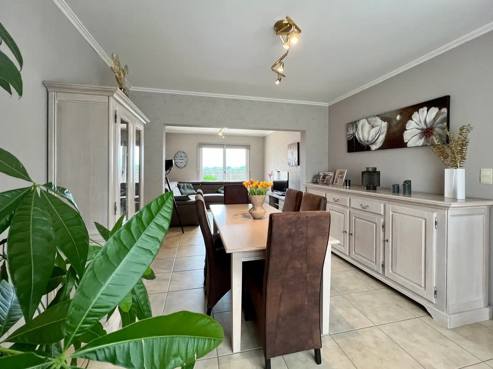 Ruime woning met 6 slk, 2 badk, 2 keukens en dubbele garage foto 3