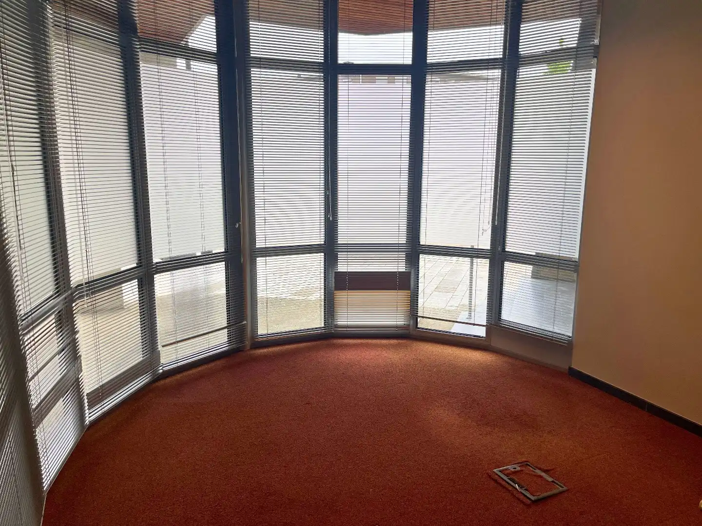 Handelsgelijkvloers 433m² met 3 parkings en kelder op commerciële topligging foto 9