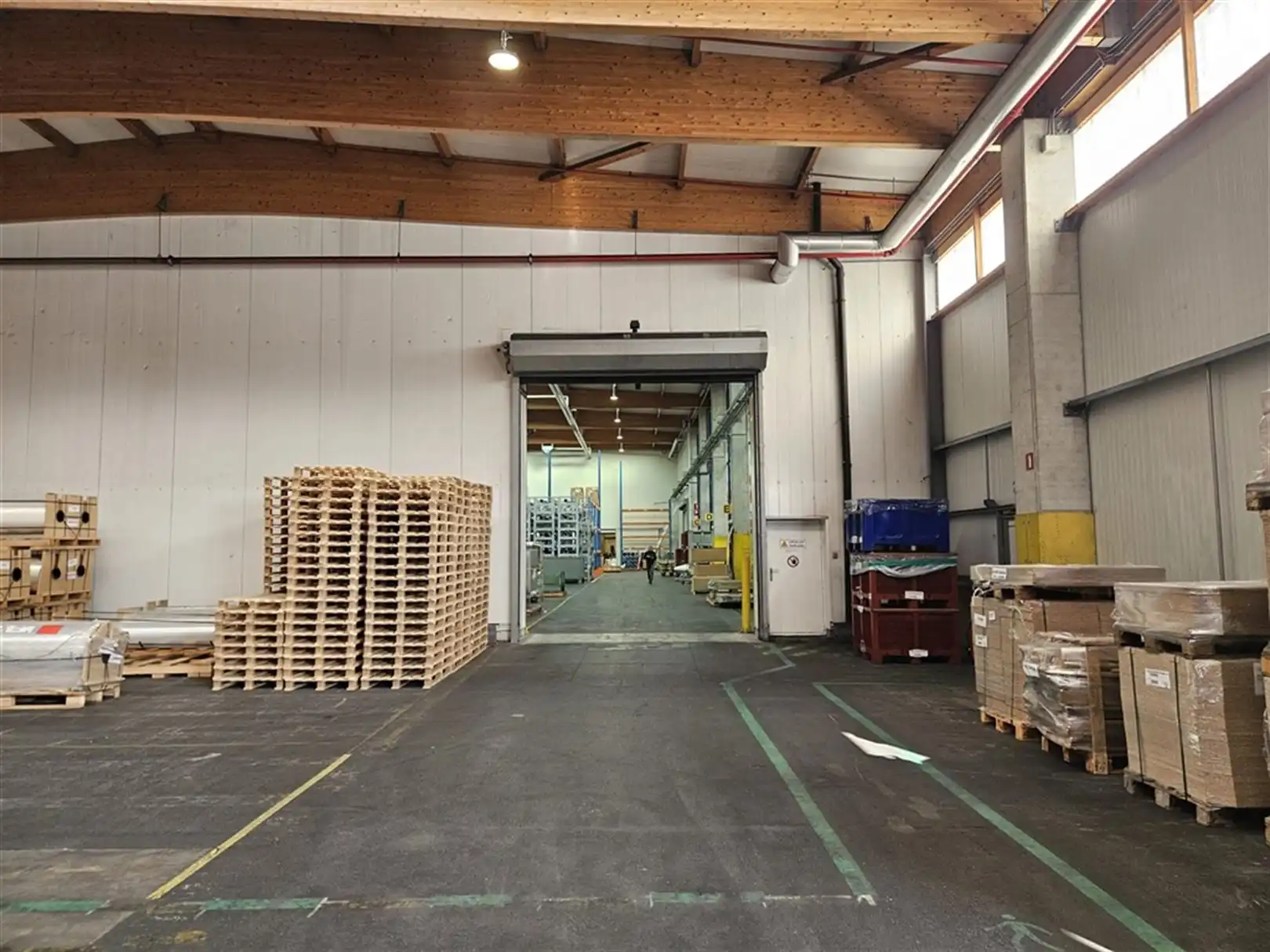 Magazijn met laad- en loskades en kantoren nabij R4 foto 17