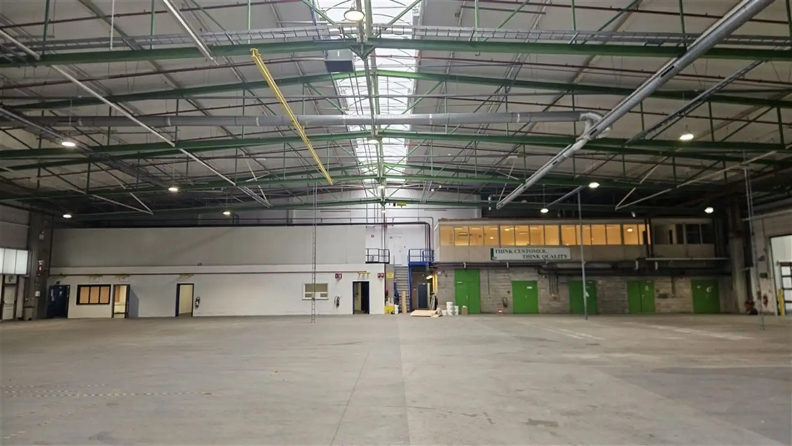 Magazijn met laad- en loskades en kantoren nabij R4 foto 17