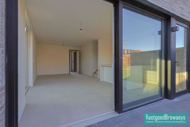 HOB met garage en zonrijke tuin nabij tal van verbindingswegen foto 7