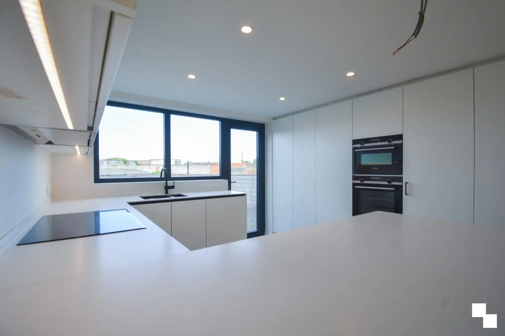 Tweeslaapkamer appartement met garage nabij het centrum van Izegem foto 10