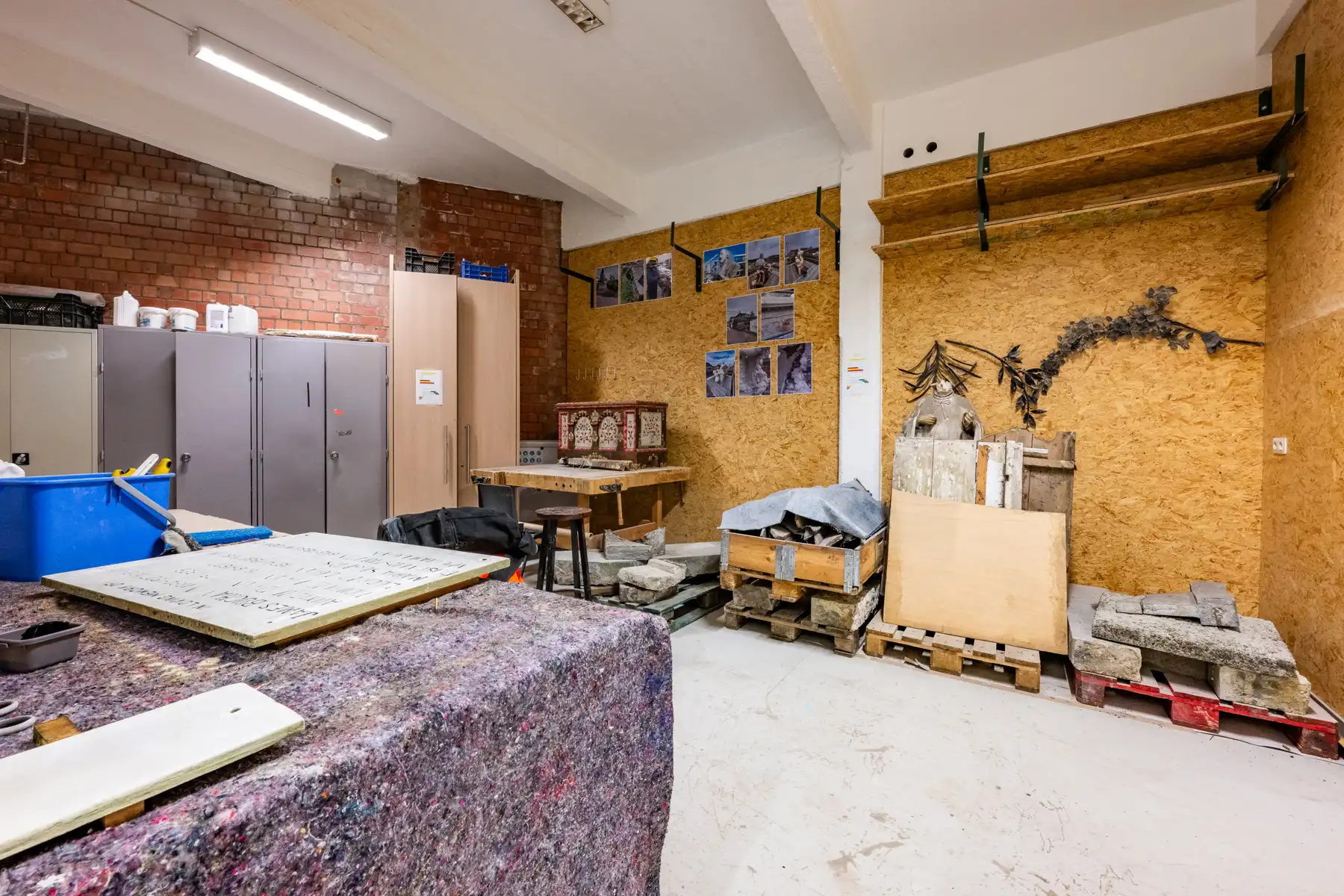 Ruim en veelzijdig bedrijfspand met parking en opslag foto 42