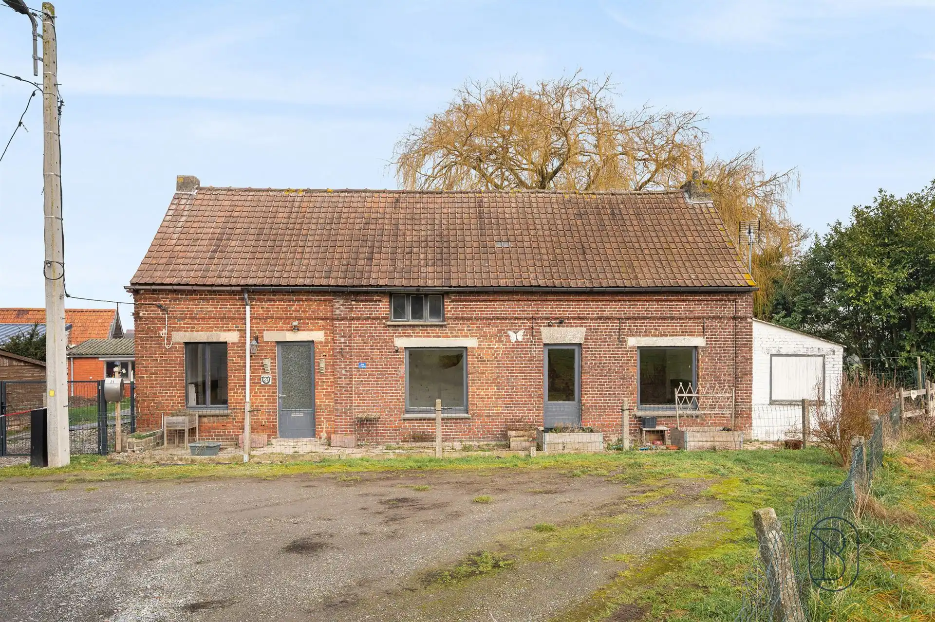 Volledig te renoveren woning, veel potentieel! foto 2