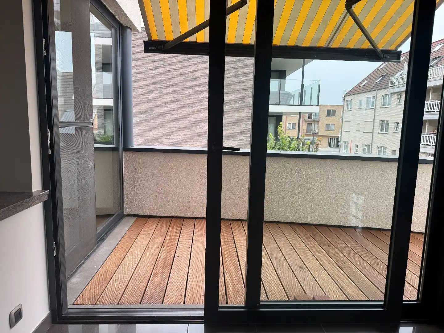 TE HUUR - Op zoek naar een ruim appartement in hartje Merchtem? Welkom Home! foto 3
