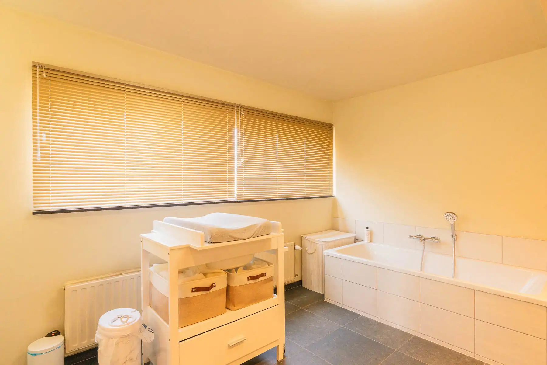 Ruim, energiezuinig appartement met terras, tuin en garage foto 15