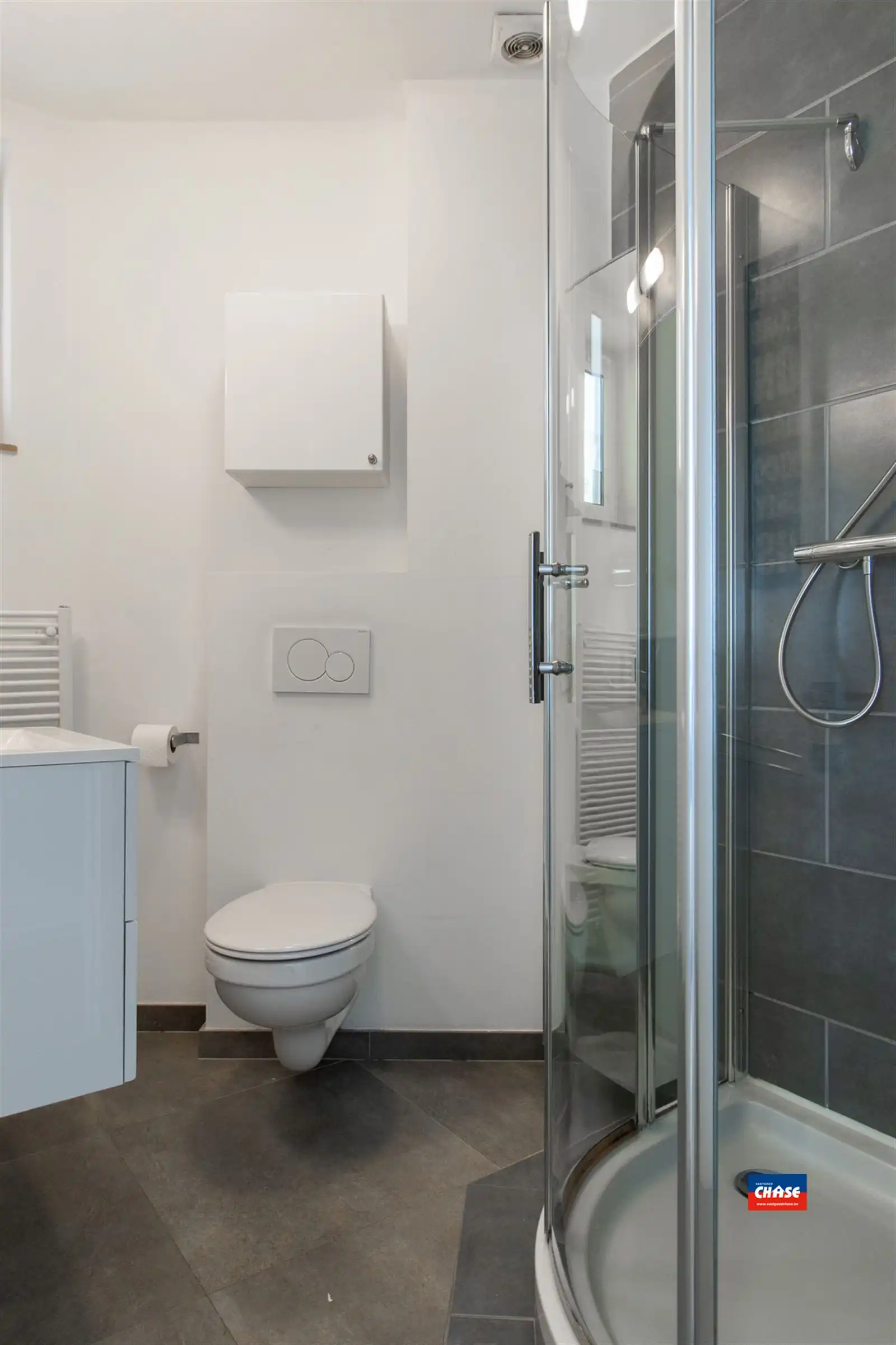 Sfeervol gerenoveerd gelijkvloers appartement met mooie tuin foto 18