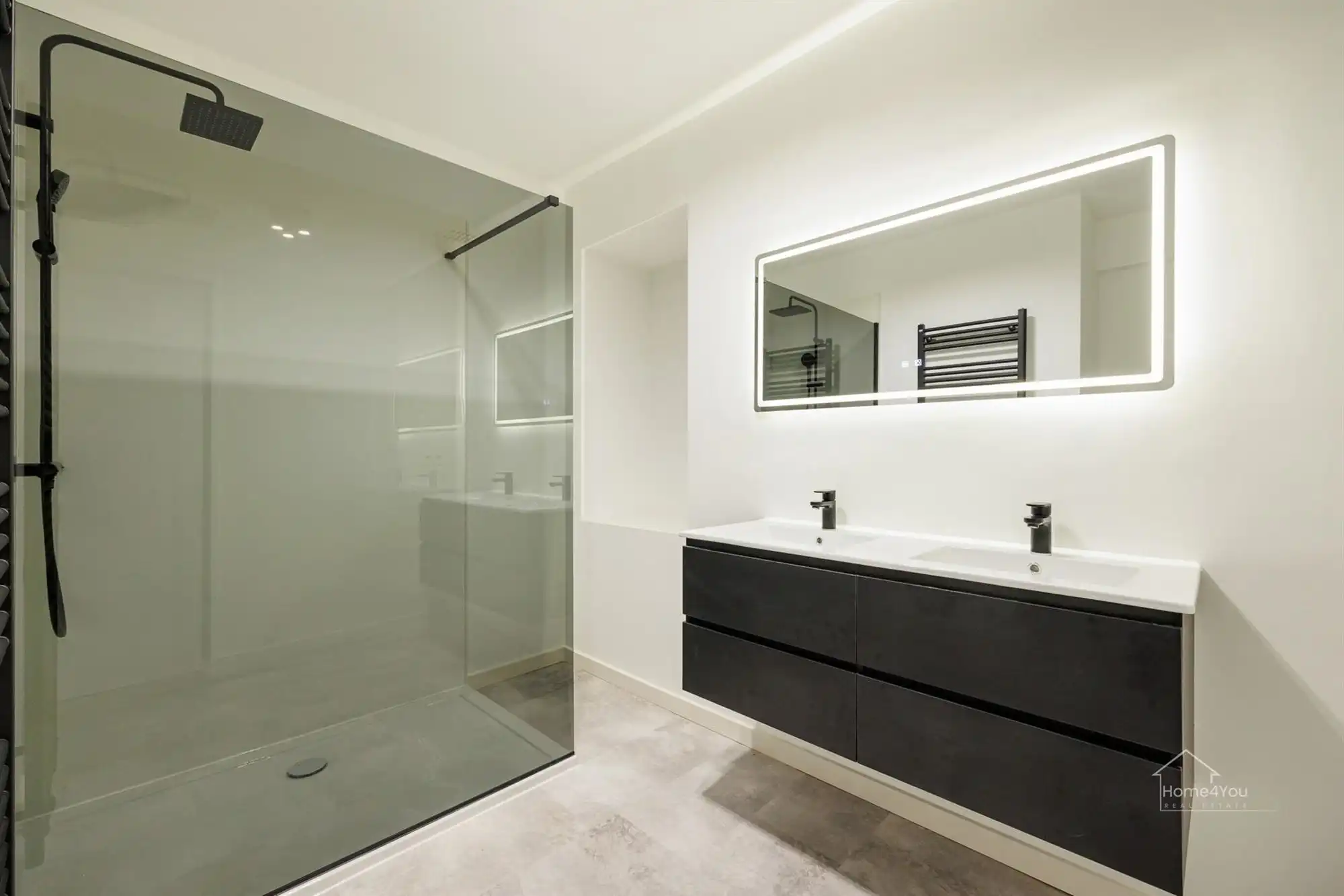 Ruim en gerenoveerd 3-slaapkamerappartement met 2 terrassen foto 9