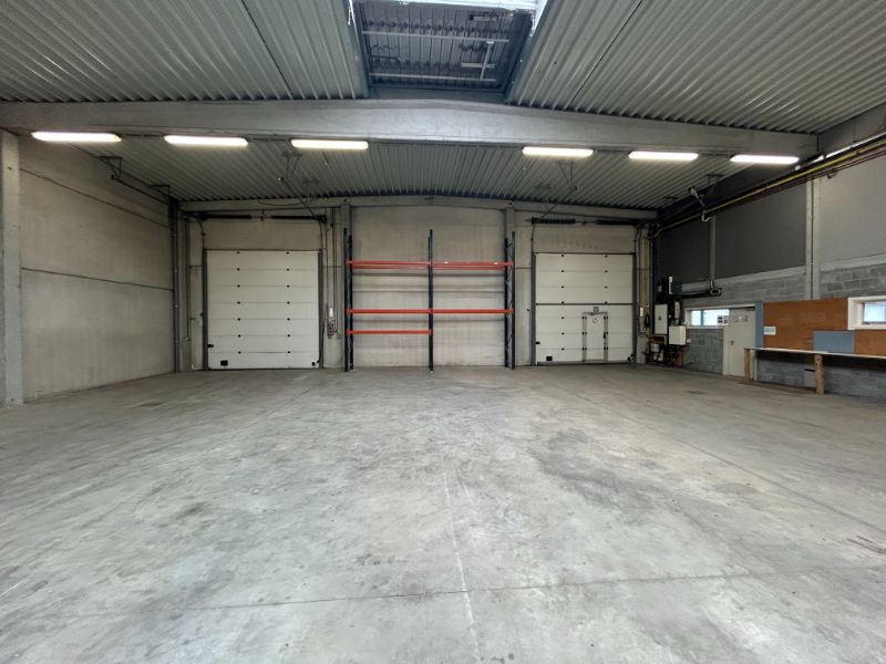 *** COMPROMIS IN OPMAAK *** Uitstekend KMO-gebouw met Magazijn, Kantoren, Mezzanine en Parkeerfaciliteiten foto 6