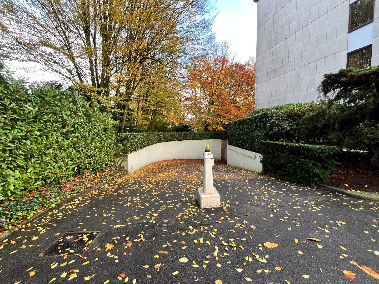 Ondergrondse autostaanplaats in residentieel appartementsgebouw foto 4