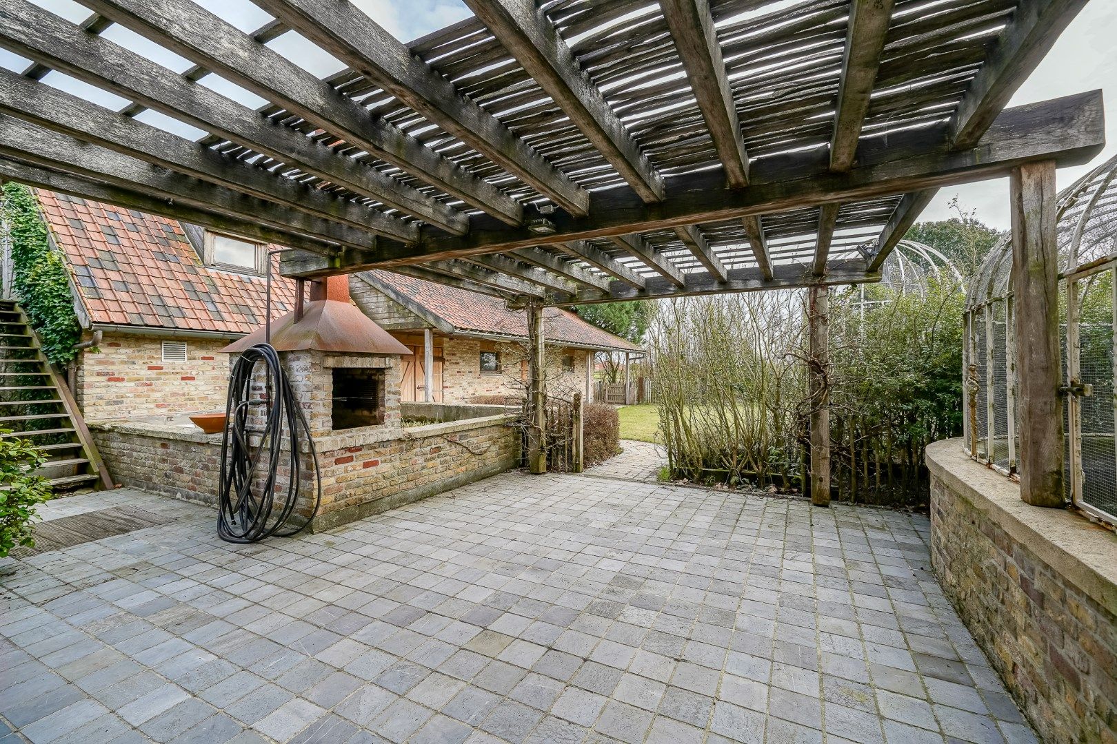 Karaktervol landhuis met zwembad, loods en stallen op rustige ligging foto 7