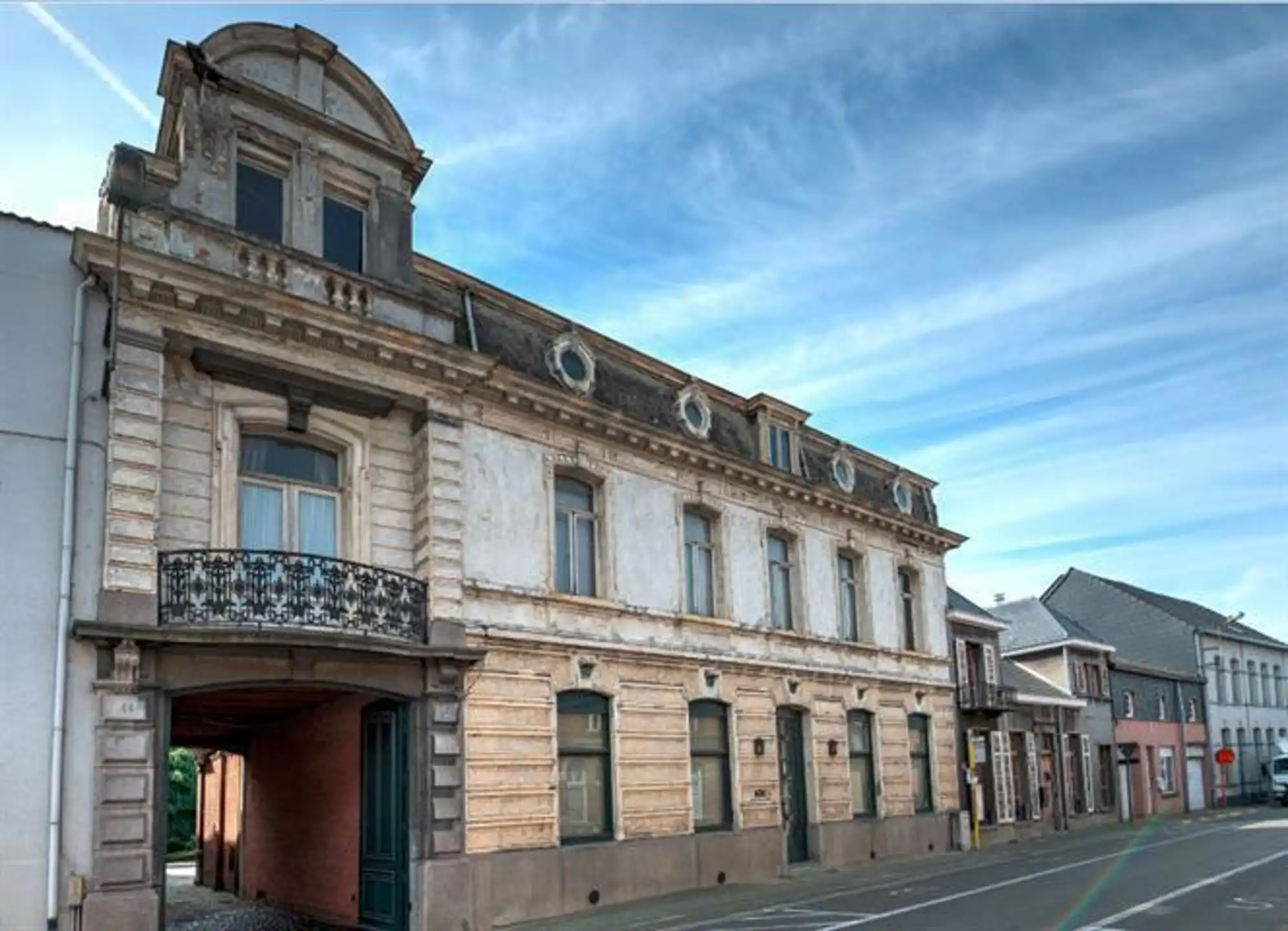 Hoofdfoto van de publicatie: Imposante neoclassicistische herenwoning met 7 slpk., 2 badk. op 59 are 51 ca