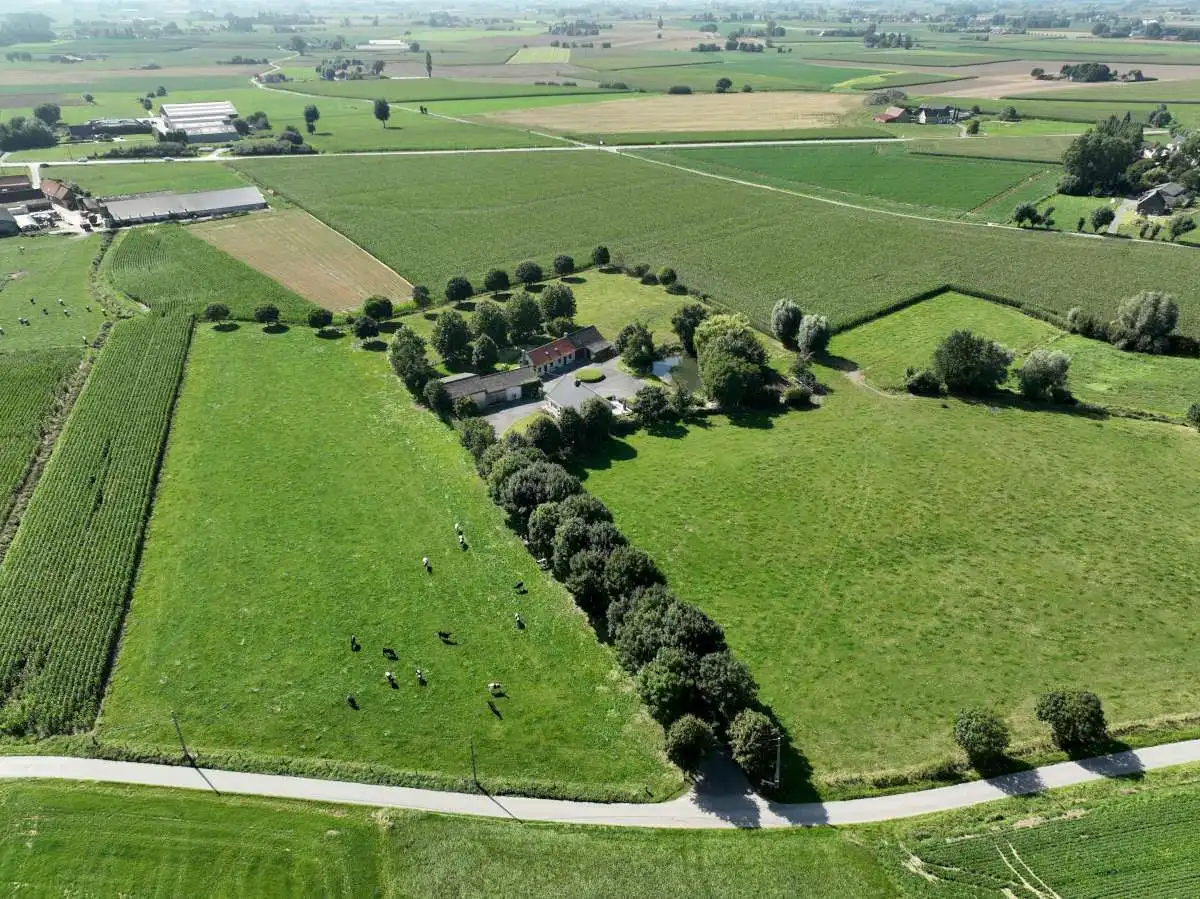 Hoofdfoto van de publicatie: Idyllische hoeve te Hoogstade