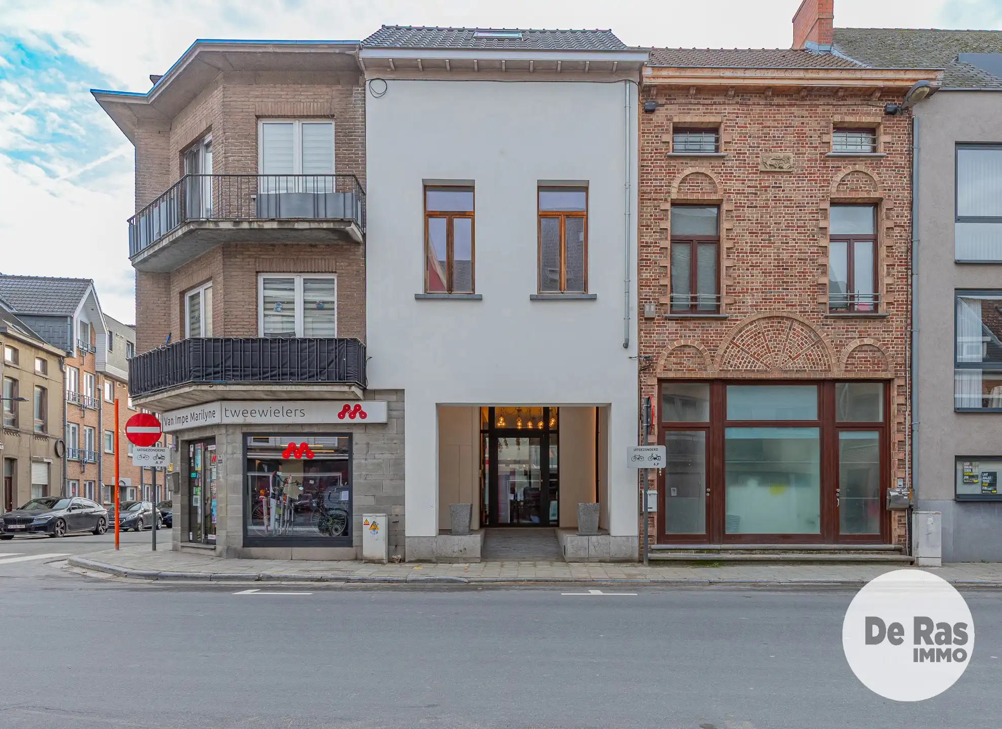 AALST - Kantoorruimte met vernieuwd appartement in centrum foto {{pictureIndex}}