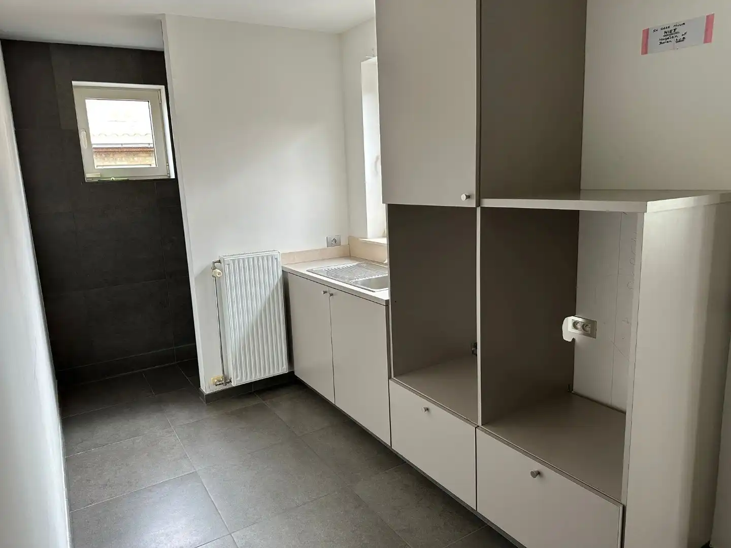 Alleenstaande woning met 3 slaapkamers, 3 garages en veel parkeermogelijkheid! foto 14