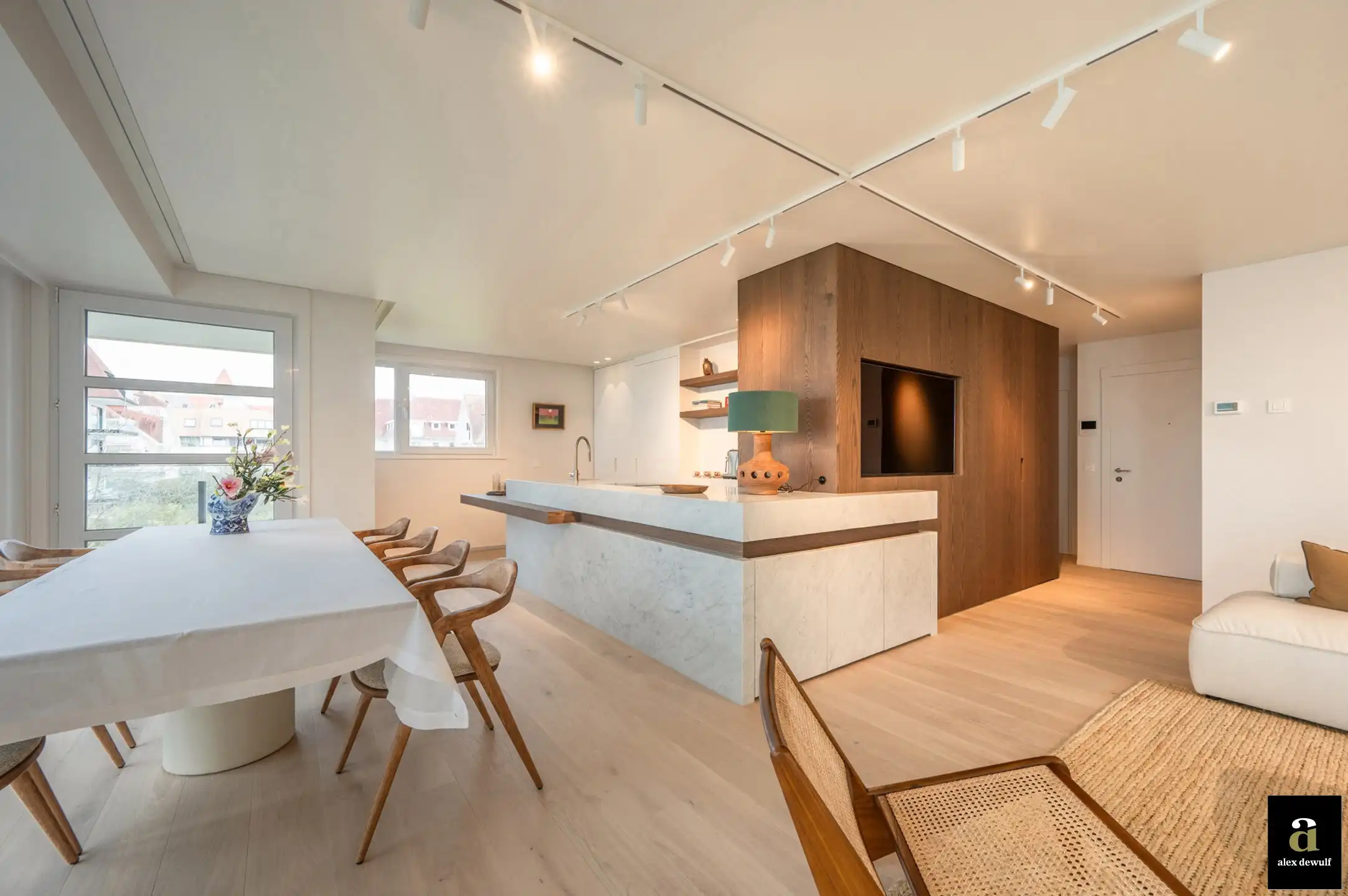 Uitstekend gelegen en stijlvol gerenoveerd appartement met goed zeezicht in villaresidentie [Kustlaan - Knokke Zoute]. foto 9