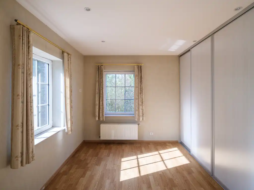Vrijstaande villa (BJ 2001) met onder meer 6 slaapkamers, 2 badkamers en een dubbele inpandige garage foto 15
