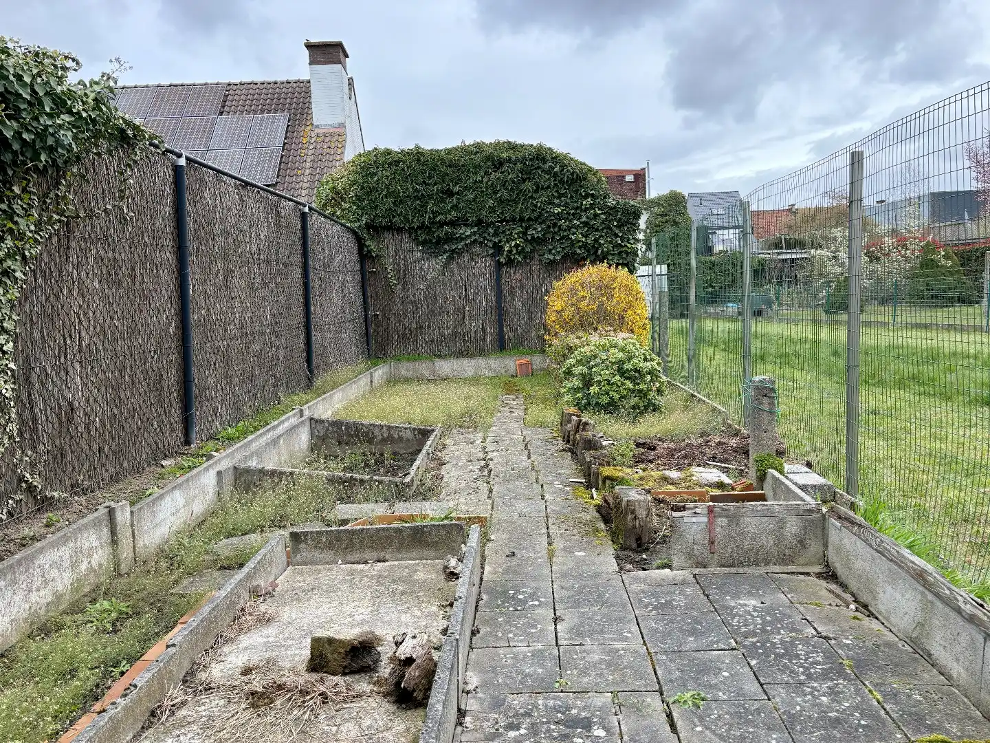 Woning met betonstructuur voorzien van garage, tuin en 3 slks te Kuurne. foto 13