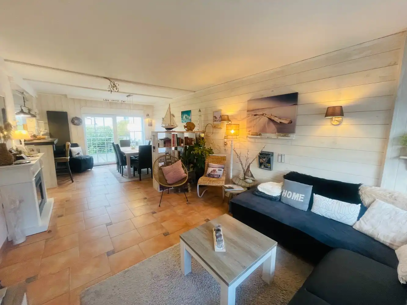 Zeebrugge op 50meter van het strand Uiterst charmante totaal gerenoveerde RUIM WOONHUIS met 5 SLAAPKAMERS en 3 BADKAMERS en 3 TERRASSEN. Grote troef is 2 AUTOSTAANPLAATSEN en ruime GARAGE.&nbsp; Oprit, grote garage, werkplaats, plaats voor fietsen, ingerichte STUDIO met tuintje op het zuiden. &nbsp;1éV:&nbsp; Zalige living , ingerichte open keuken, uitgevend op een groot zonneterras.Long island style. 2é V: 3 leuke slaapkamers , 2 badkamers. Onder het dak&nbsp; 4 é slaapkamer uitgevend op mooi terras met prachtig vergezicht.Bebouwde oppervlakte van 230 m2 Grondoppervlakte is 137m2 Magnifiek, Perfect onderhouden&nbsp; Juist verhuizen ! Zalig Wonen!&nbsp; Zowel hoofverblijfplaats, als vakantieverblijf aan Zee . foto 4