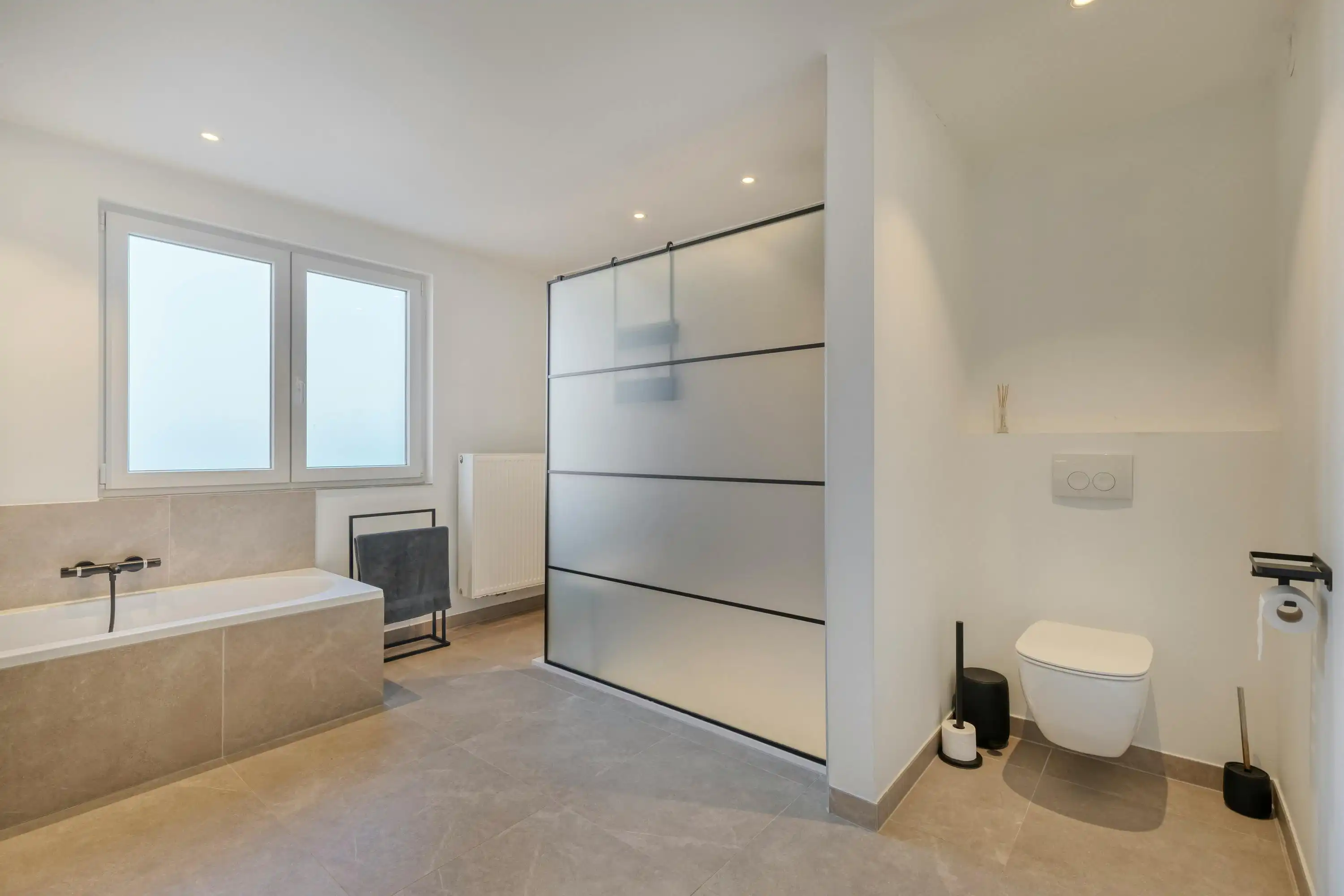 Volledig gerenoveerde woning met garage te koop in Wevelgem!  foto 7