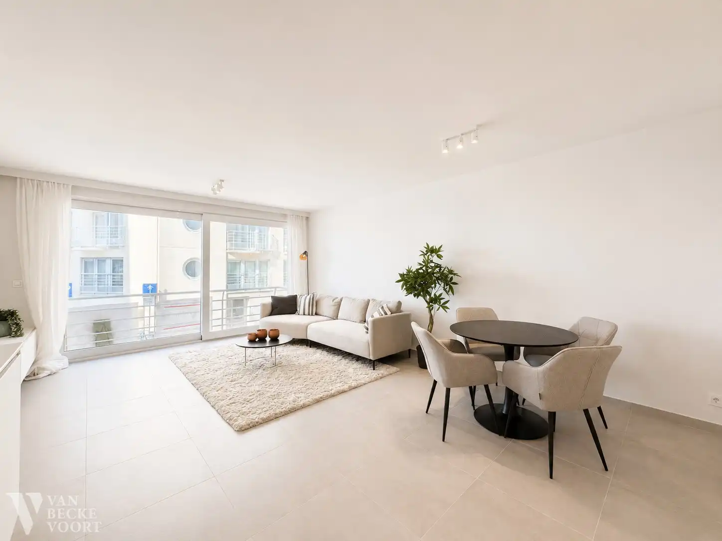 Verfijnd heringericht appartement met zicht op zee foto 3