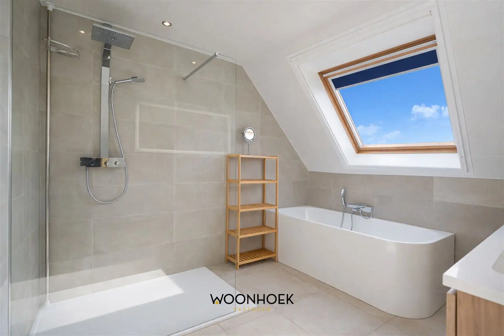  Woning met eigentijdse en serene architectuur foto 8