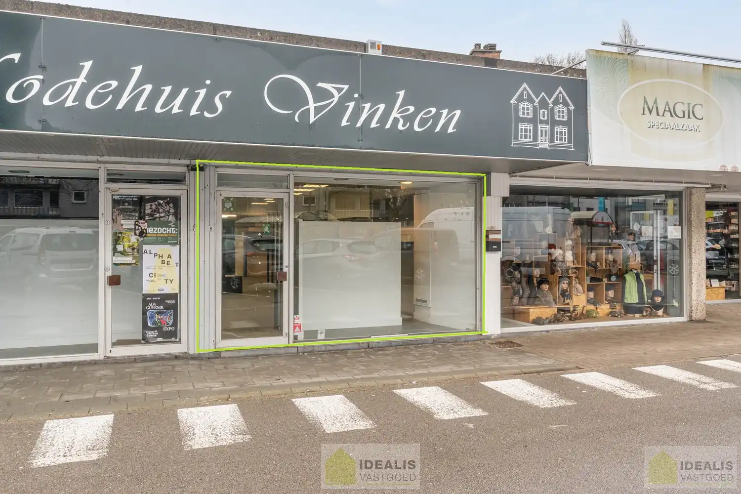 ZEER CENTRAAL GELEGEN HANDELSRUIMTE TE PELT (NEERPELT) MET PARKING VOOR DE DEUR! Deze handelsruimte met een oppervlakte van ca.90m² gelegen te Kempenplein in Pelt (Neerpelt) is uiterst geschikt als winkel of kantoorruimte en gelegen op een toplocatie. foto {{pictureIndex}}