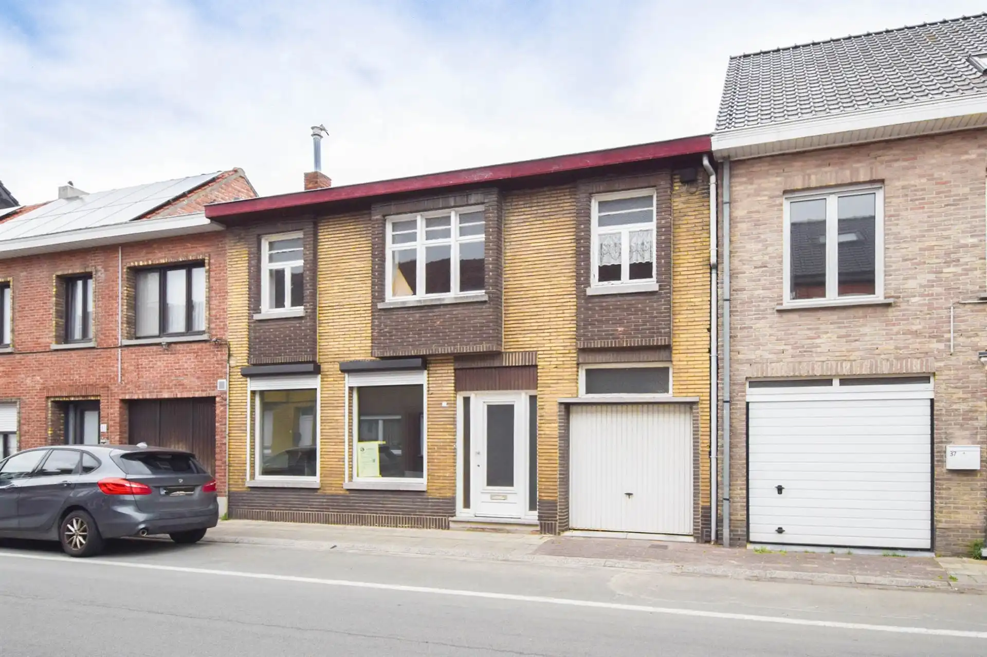 Te renoveren gezinswoning met ruime tuin in de dorpskern van De Klinge foto {{pictureIndex}}