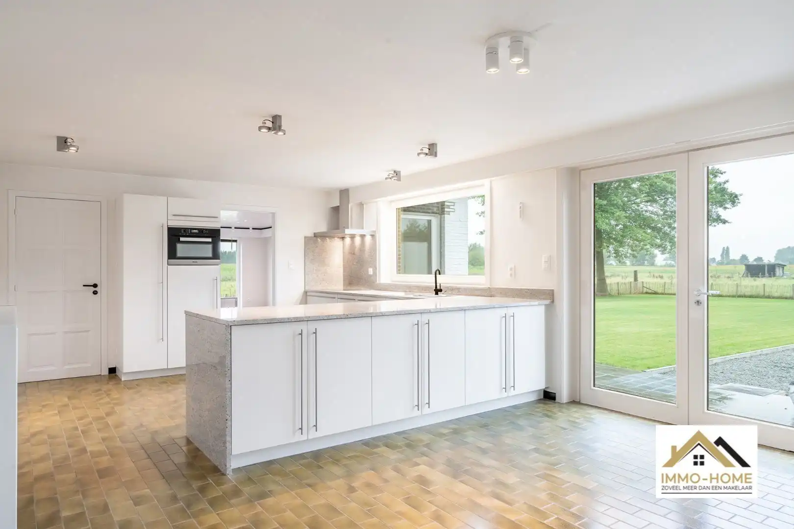 Ruime woning met magazijn en open zicht op topligging foto 5