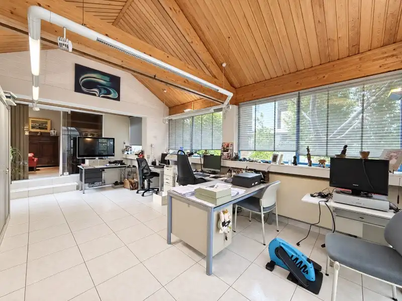 Ruime woning met kantoor en prachtige tuin op toplocatie foto 13