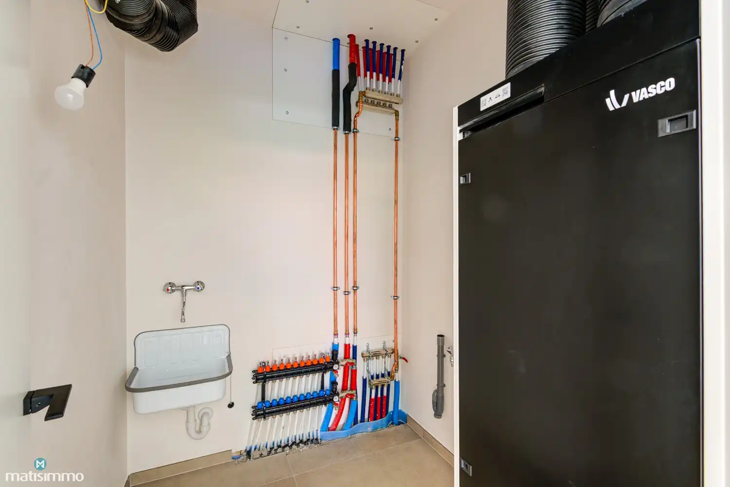 VOLLEDIG AFGEWERKTE EN GESCHILDERDE NIEUWBOUWWONING (EPB E10) MET 3 SLAAPKAMERS, OVERDEKT TERRAS, 2 GARAGES, KELDER EN AANGELEGDE TUIN IN WERM foto 11