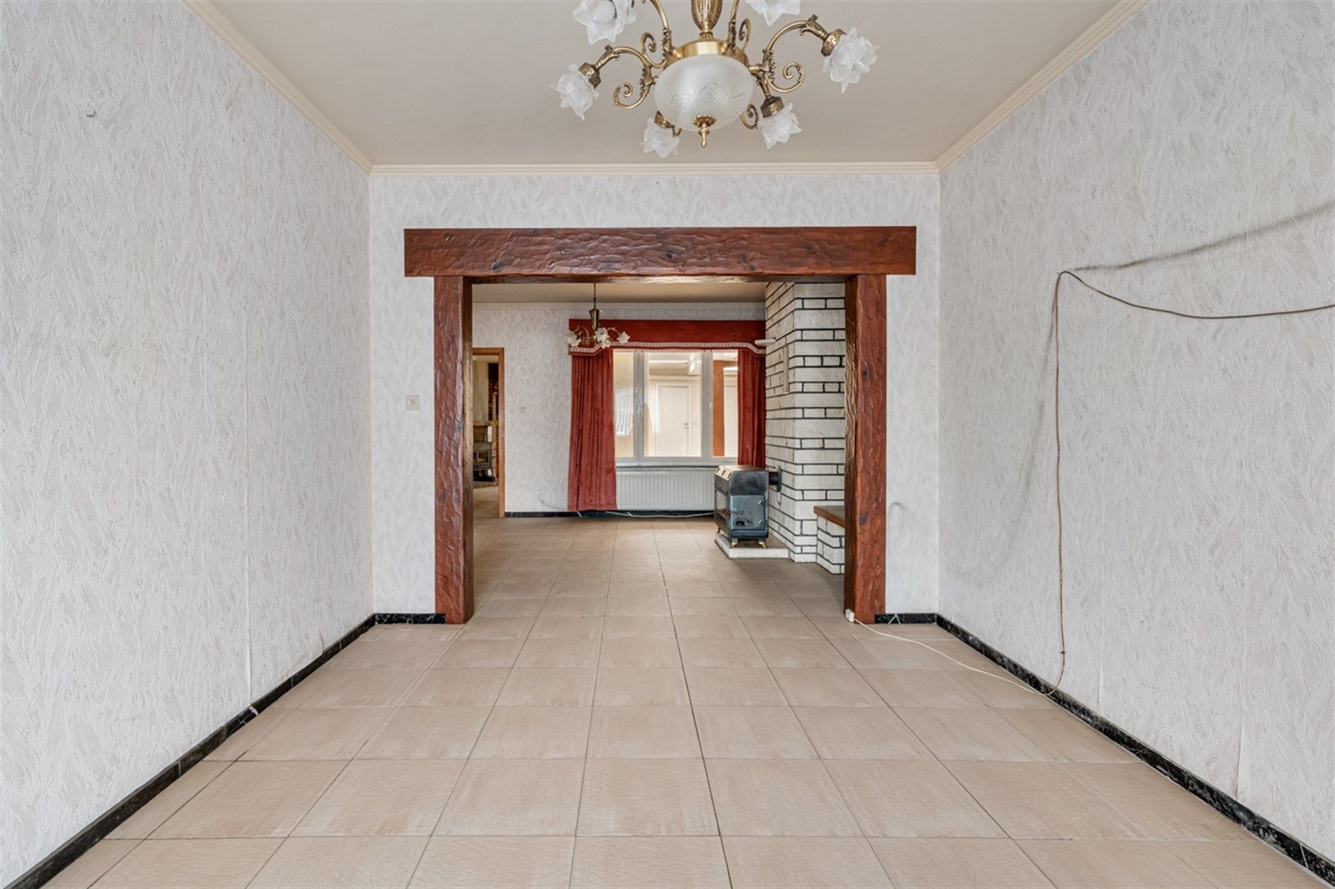 Goed onderhouden gezinswoning met 4 mogelijke slaapkamers op een perceel van 921m² foto 3