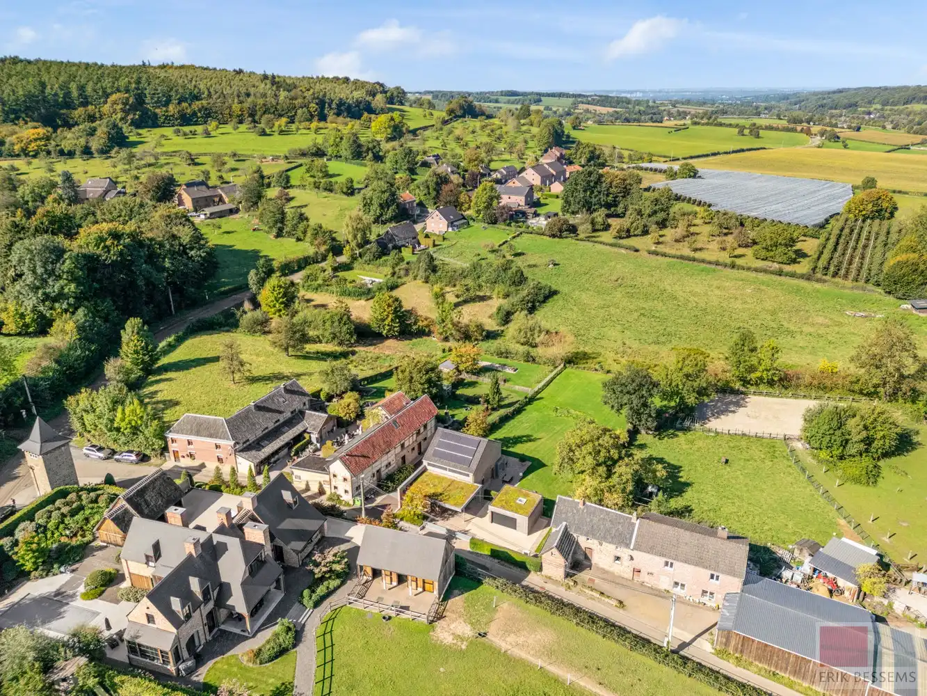 Indrukwekkend en uiterst charmant vakwerk landhuis, Veurs 31 te Sint-Martens-Voeren hartje Voerstreek. foto 4
