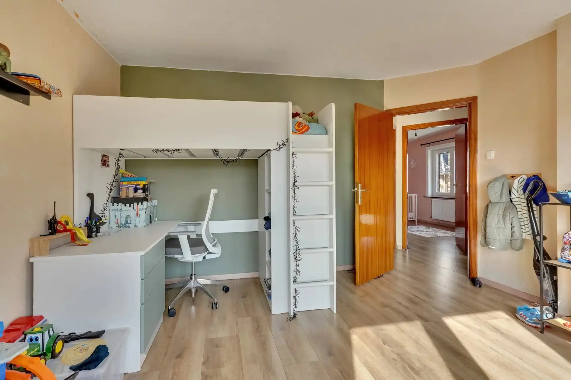 Ruime gezinswoning met drie slaapkamers foto 15