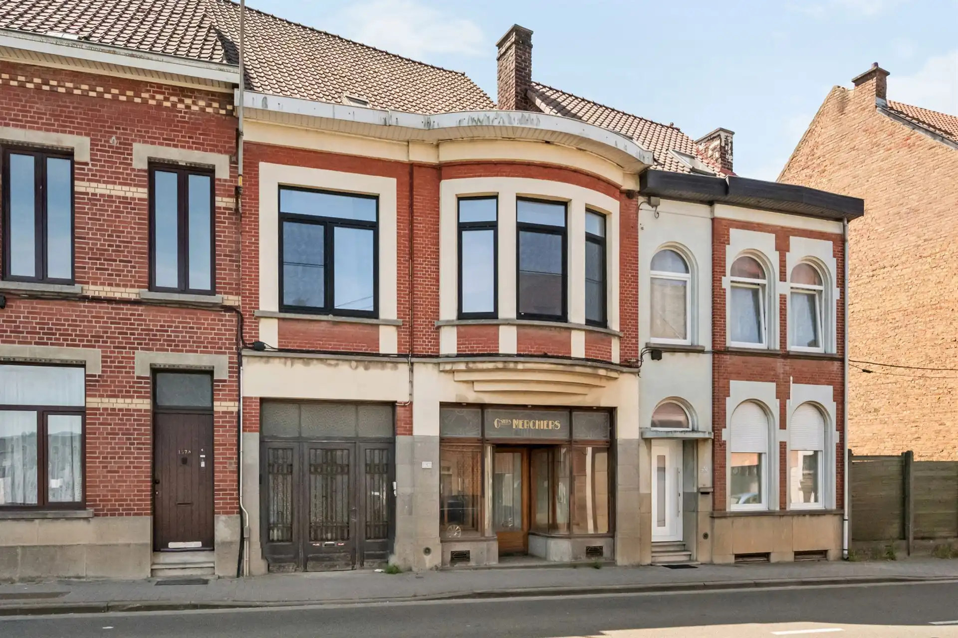 Deels gerenoveerd herenhuis met 3 SLK, tuin en garage! foto {{pictureIndex}}