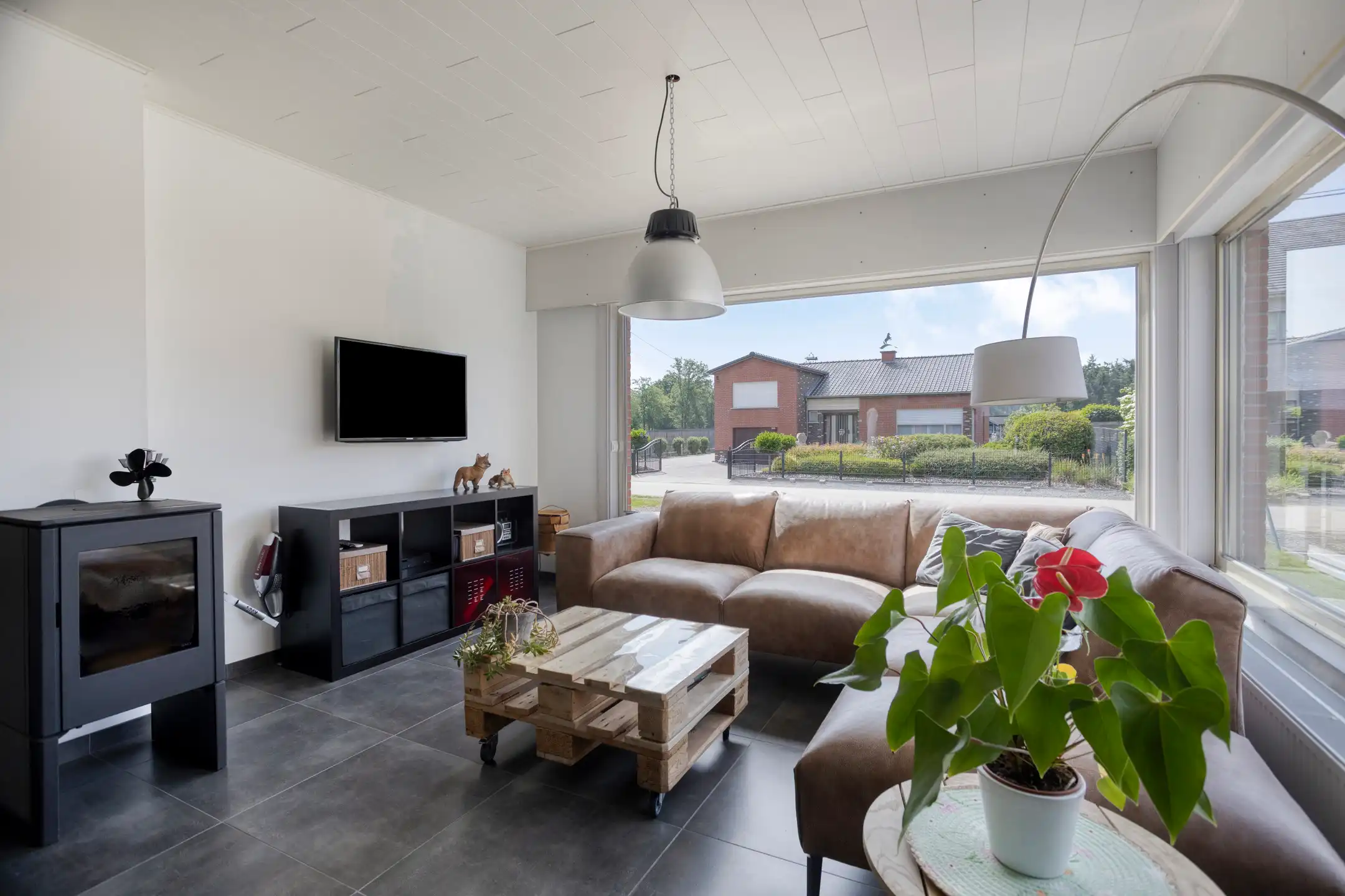 Lichtrijke vrijstaande woning op ruim perceel foto 4