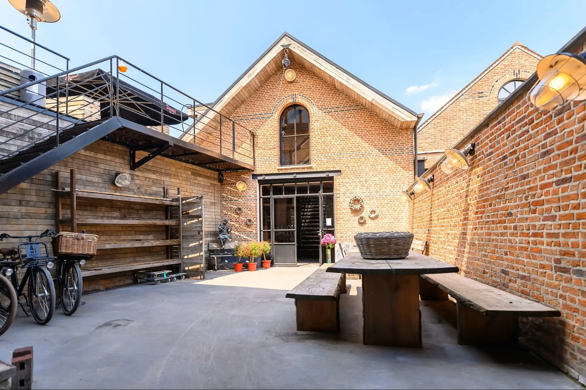 Instapklare handelsruimte van ca. 138 m² met een uitzonderlijk aangelegd terras van ca. 150 m², centraal gelegen in Reet. foto {{pictureIndex}}