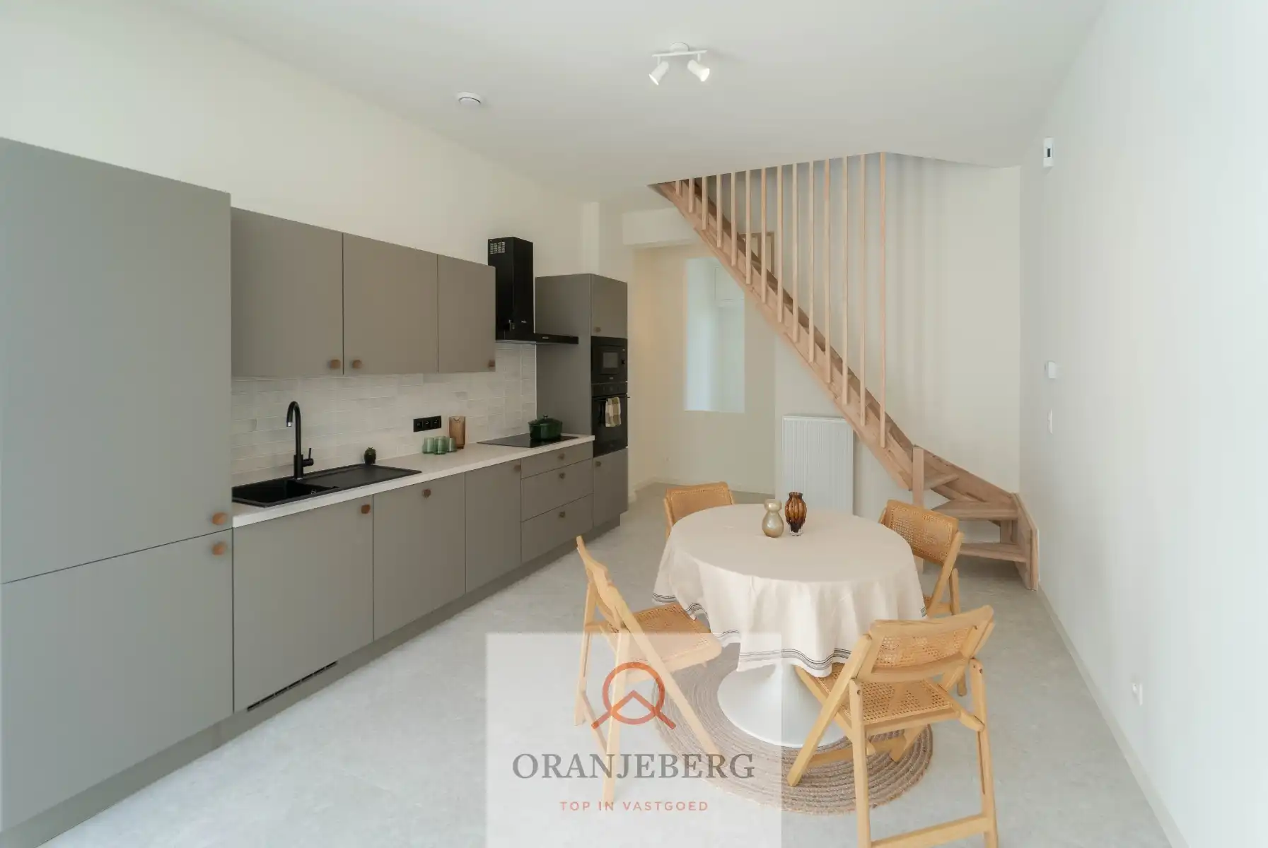 Lichtrijke gerenoveerde woning foto 9