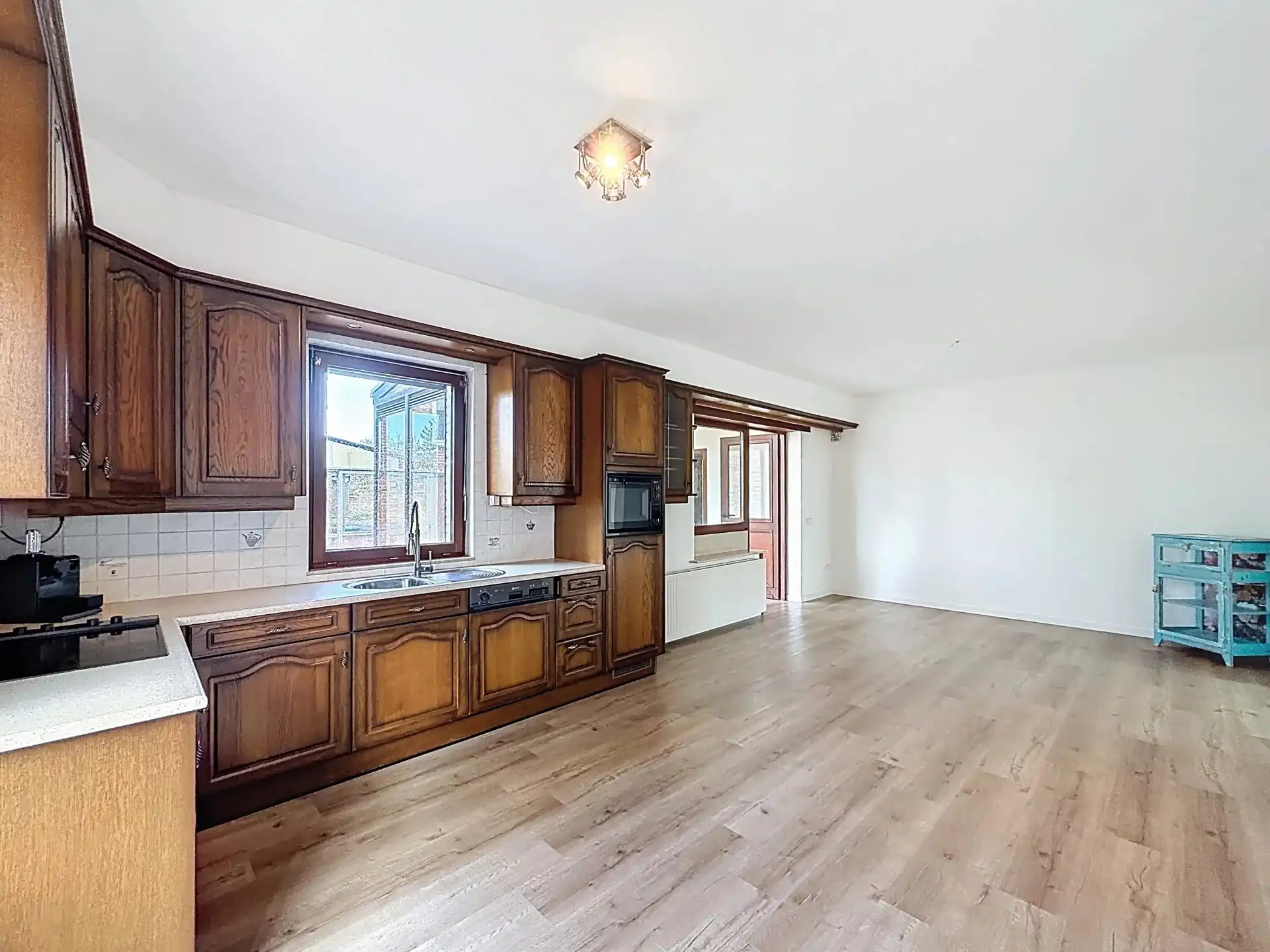 Zeer ruime en verzorgde woning met 5 slaapkamers en 2 badkamers op een groot perceel foto 4