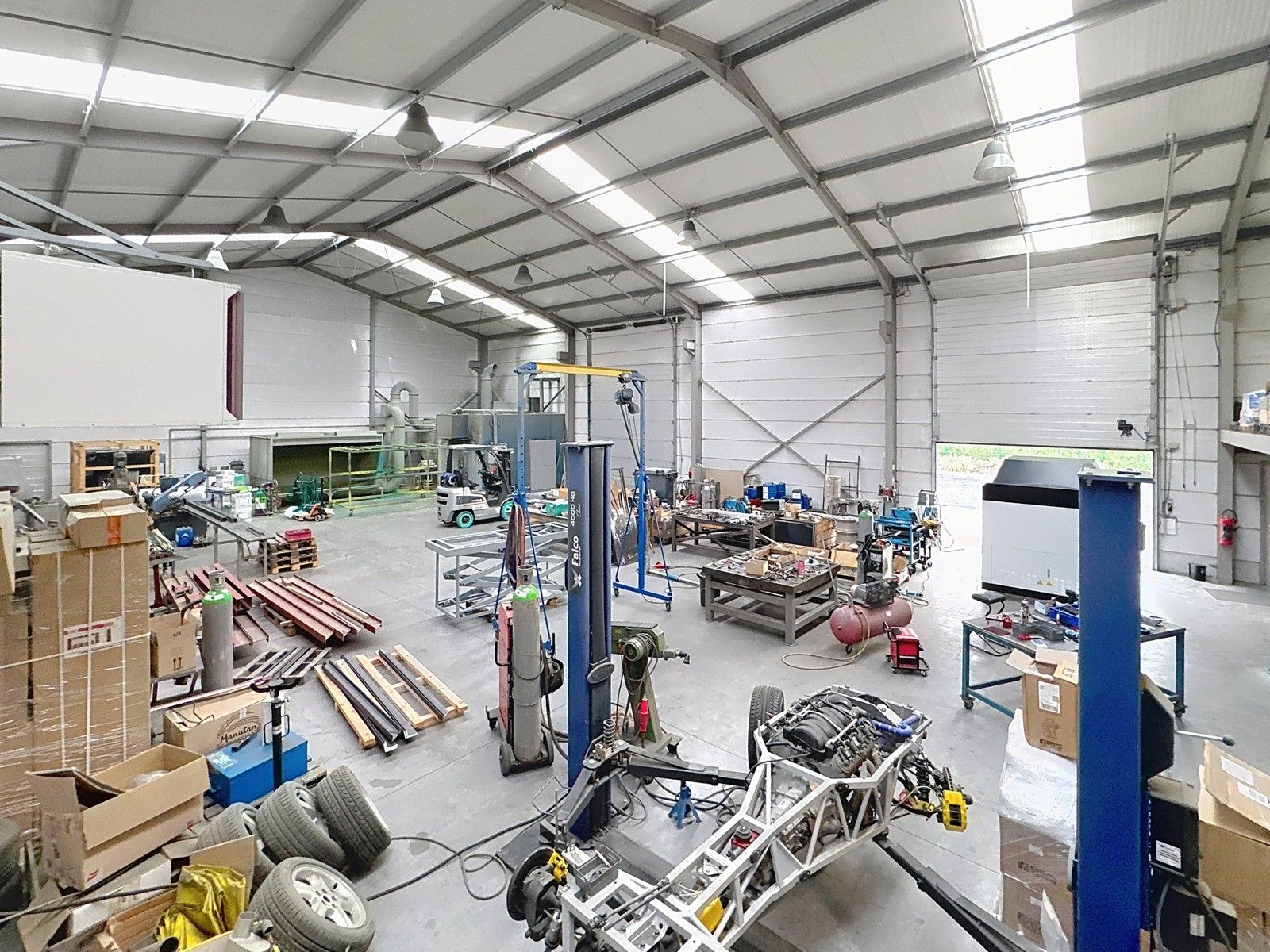 Instapklaar BEDRIJFSPAND te koop in Zedelgem, bestaande uit magazijn (480m²) met geïntegreerde kantoorruimten en grotendeels verhard buitenterrein! Op industriezone. foto 6