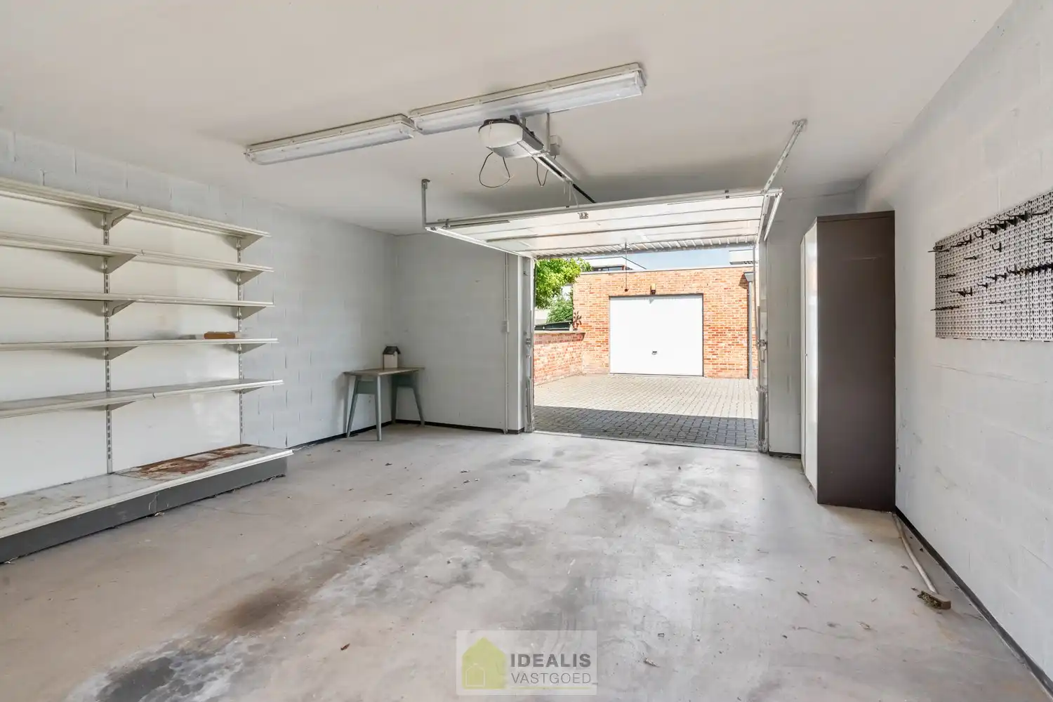 IDEALIS VASTGOED - PRACHTIG  EN LUXUEUS GELIJKVLOERS APPARTEMENT VAN MAAR LIEFST +-122M² IN EEN KLEINSCHALIGE RESIDENTIE MET 2 SLAAPKAMERS, AANGENAME LEEFRUIMTE MET AANSLUITEND KEUKEN MET KEUKENEILAND, BADKAMER VOORZIEN VAN BAD EN DOUCHE, ZEER RUIME GARAGE (+-28M²) EN TERRAS MET AANGELEGDE TUIN . Zeer geschikt voor kandidaten op zoek naar betaalbare woonruimte in zeer goede staat vlak bij de stadskern van Bree! foto 26