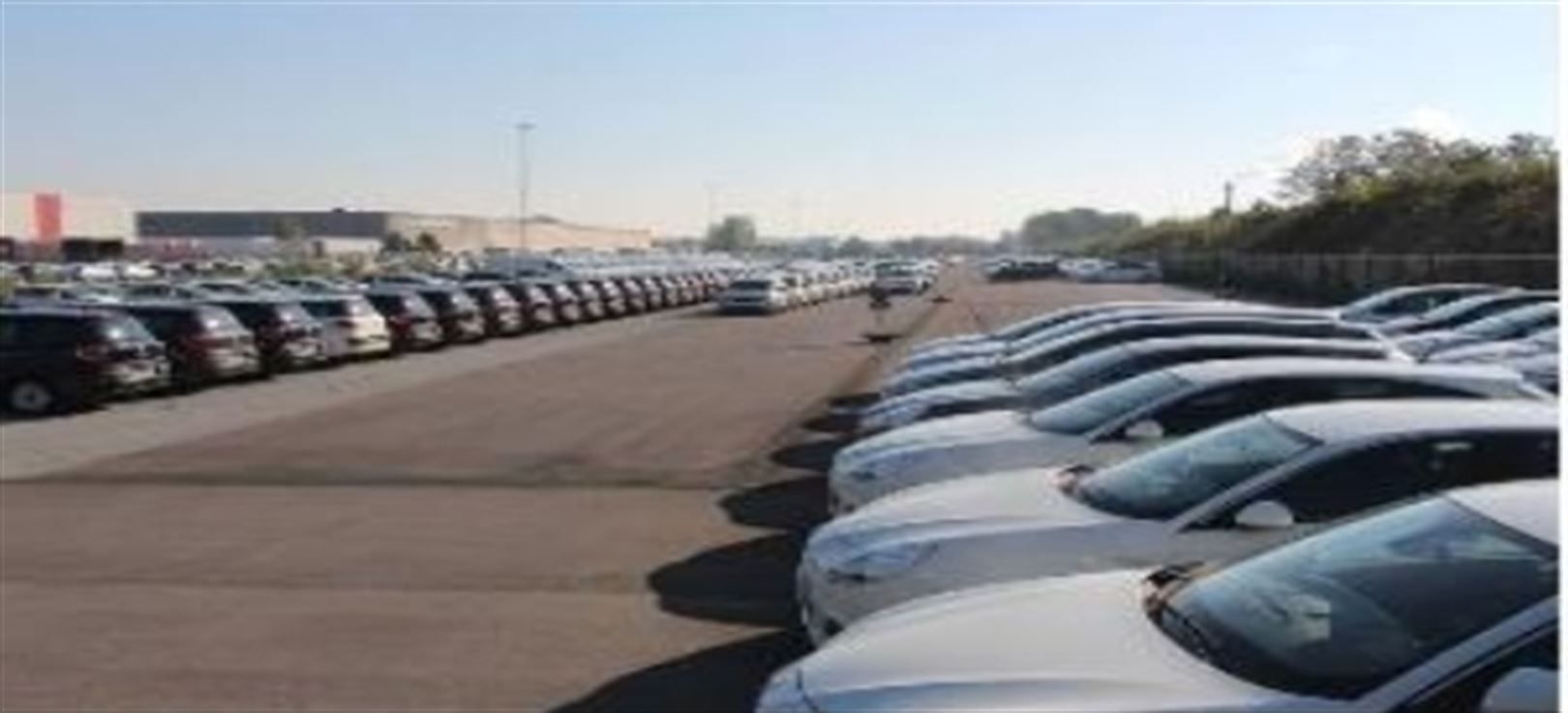 Ruime parking/stockageruimte langs de A12 te Wilrijk foto 3