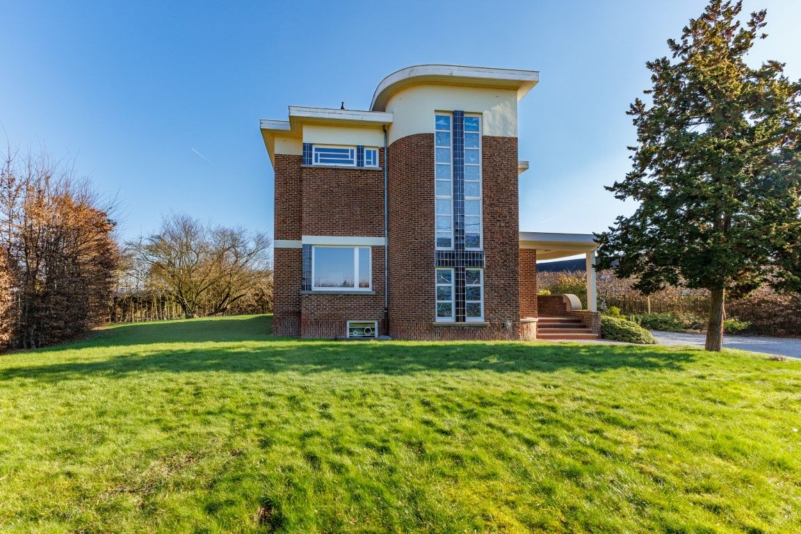 Hoofdfoto van de publicatie: Unieke villa in groene omgeving