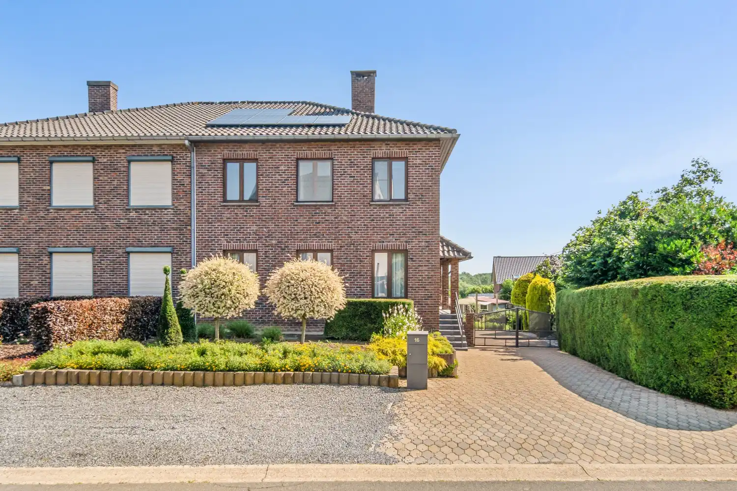 Degelijk onderhouden gezinswoning met 3 slaapkamers, volledig onderkelderd en mooie aangelegde tuin op een perceel van 5a96 ca! foto 2