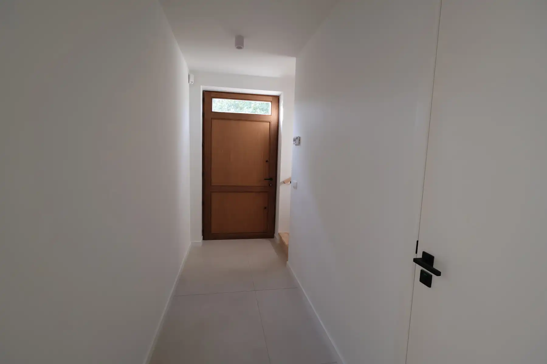 Een nieuwbouwwoning met 4 slaapkamers, tuin en garage. foto 2